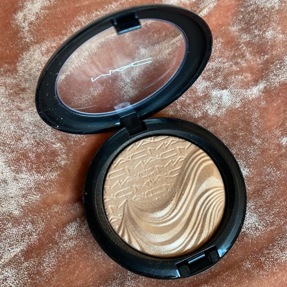 ✨MAC LE Extra Dimension Skinfinish in Whisper of Gilt✨ - Picture 1 of 3